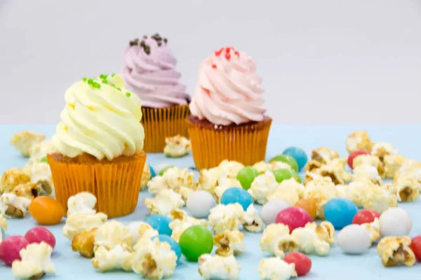 Fundo da festa com cupcakes e confetes — Fotografia de Stock