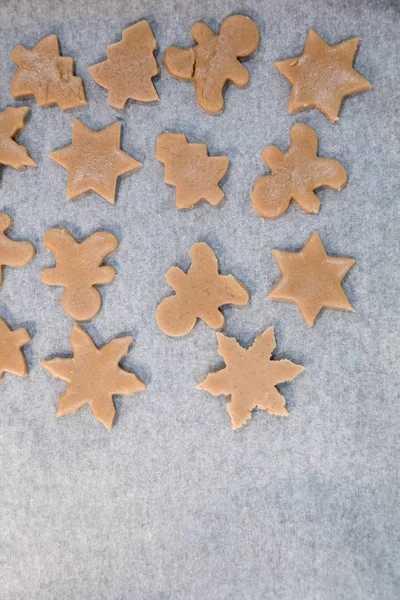 Weihnachtsplätzchen. Backen. Teig ausrollen, um Sterne auf einem hölzernen Hintergrund zu schneiden — Stockfoto