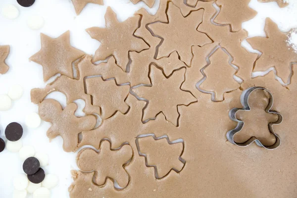 Weihnachtsplätzchen. Backen. Teig ausrollen, um Sterne auf einem hölzernen Hintergrund zu schneiden — Stockfoto