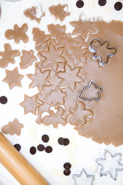 圣诞饼干。烘烤。把面团揉切星星上木制的背景 — 图库照片