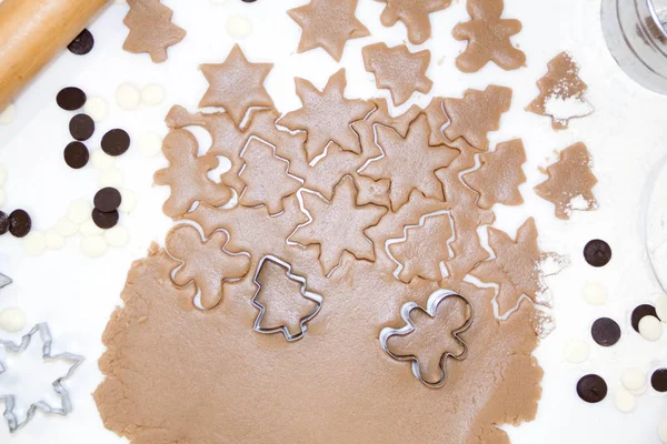 Weihnachtsplätzchen. Backen. Teig ausrollen, um Sterne auf einem hölzernen Hintergrund zu schneiden — Stockfoto