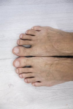 Beyaz arka plan üzerinde en iyi görünümü erkek tırnak ve ayak bu kırpma yolu vardır