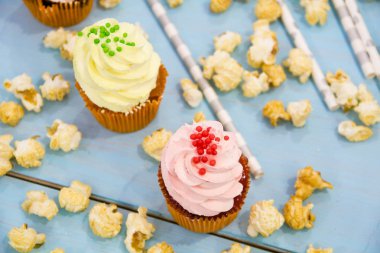 Pasta, şekerler, şekerlemeler, çörekler, meyveler ve diğer tatlılar çocukların doğum günü partisinde tatlı masasında.