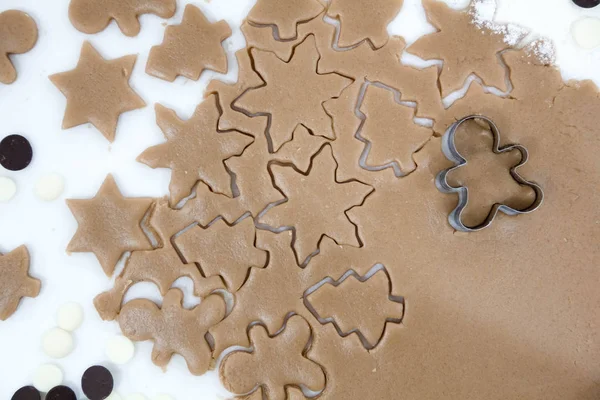 Рождественское печенье Пеку. Раскатайте тесто, чтобы вырезать звезды на деревянном фоне — стоковое фото