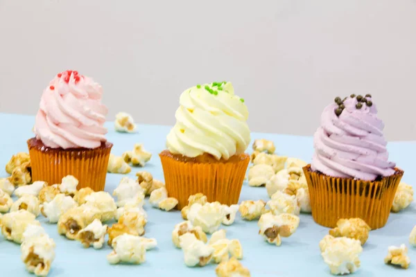 Fundo da festa com cupcakes e confetes — Fotografia de Stock