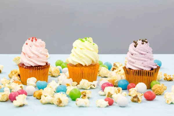 Embalagem de bolo, caixa de entrega, cupcakes de baunilha com creme rosa e branco, foco seletivo, close-up — Fotografia de Stock