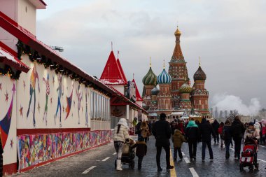 Moskova, Rusya - 10 Aralık 2016: Moskova yeni yıl ve Noel tatilleri için dekore edilmiştir. Kızıl Meydan üzerinde buz pateni pisti sakız