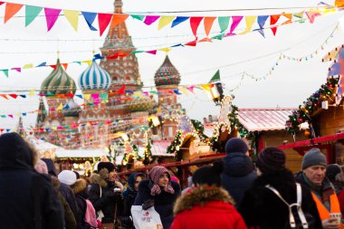 Moskova, Rusya - 10 Aralık 2016: Moskova yeni yıl ve Noel tatilleri için dekore edilmiştir. Kızıl Meydan üzerinde buz pateni pisti sakız