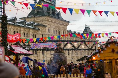 Moskova, Rusya - 10 Aralık 2016: Moskova yeni yıl ve Noel tatilleri için dekore edilmiştir. Kızıl Meydan üzerinde buz pateni pisti sakız