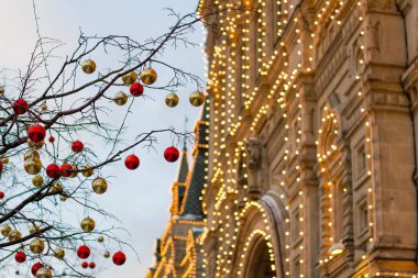 Moskova, Rusya - 10 Aralık 2016: Moskova yeni yıl ve Noel tatilleri için dekore edilmiştir. Kızıl Meydan üzerinde buz pateni pisti sakız