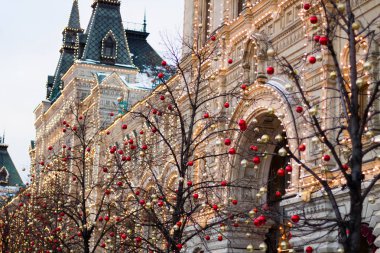 Moskova, Rusya - 10 Aralık 2016: Moskova yeni yıl ve Noel tatilleri için dekore edilmiştir. Kızıl Meydan üzerinde buz pateni pisti sakız