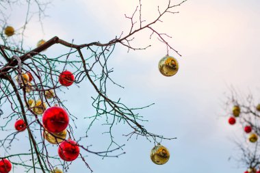 Moskova, Rusya - 10 Aralık 2016: Moskova yeni yıl ve Noel tatilleri için dekore edilmiştir. Kızıl Meydan üzerinde buz pateni pisti sakız