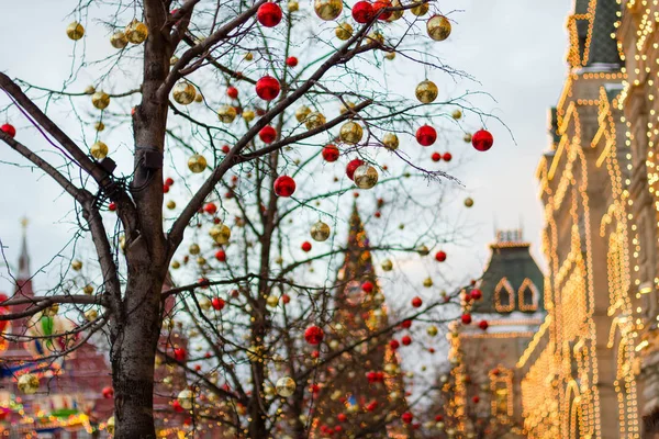 MOSCOW, RÚSSIA - 10 de dezembro de 2016: Moscou decorada para feriados de Ano Novo e Natal. pista de patinação GUM na Praça Vermelha — Fotografia de Stock