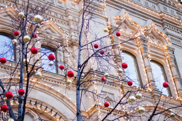 MOSCOW, RÚSSIA - 10 de dezembro de 2016: Moscou decorada para feriados de Ano Novo e Natal. pista de patinação GUM na Praça Vermelha — Fotografia de Stock
