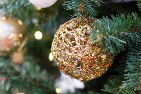 Decorações de Natal vintage na árvore de Natal — Fotografia de Stock