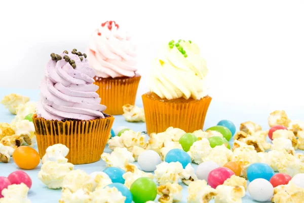 Cupcake csomagolás, szállítás doboz, rózsaszín és fehér krém, szelektív összpontosít, vanília cupcakes közelről — Stock Fotó