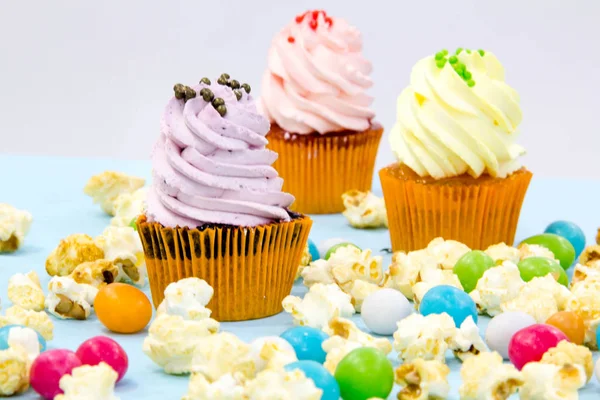 Bolo, doces, marshmallows, bolos, frutas e outros doces na mesa de sobremesa na festa de aniversário das crianças — Fotografia de Stock