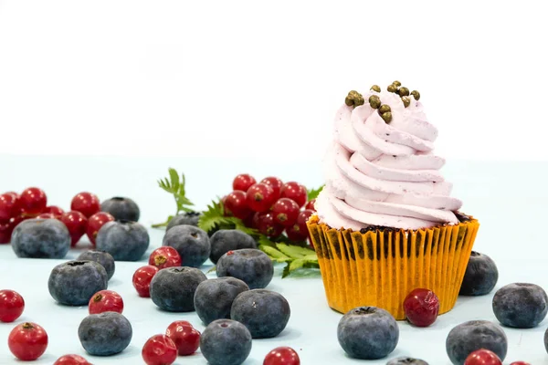 Cupcake ai mirtilli su sfondo bianco. dessert fatto in casa per il compleanno, preparare la celebrazione — Foto Stock