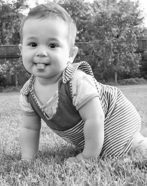 Gyönyörű kifejező imádnivaló aranyos aranyos nevetés mosolygós baba csecsemő arc bemutató nyelv — Stock Fotó