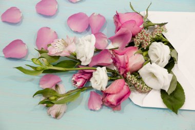 Güzel güller ve yıpranmış ahşap masa, kavramı zarfta yaprakları mesajları kadınlar için tebrik kartı seviyorum