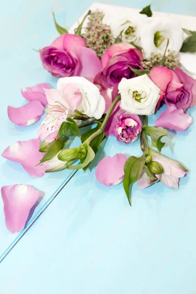 Bovenaanzicht van mooi roze roos en bloemblaadjes op cement vloer, Valentijnsdag concept — Stockfoto