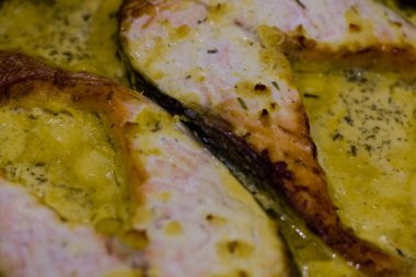 Izgara somon biftek brokoli, krema sos ve ahşap zemin, üstten görünüm üzerine limon dilimleri ile.