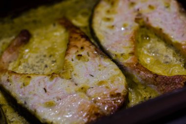 Izgara somon biftek brokoli, krema sos ve ahşap zemin, üstten görünüm üzerine limon dilimleri ile.