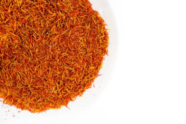 Egzotik baharat, safran gıda renklendirme için. Beyaz arka plan. izole