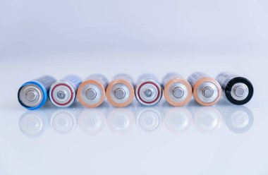 bitik piller sızıntı, tehlikeli atık. arka plan renkli pil. . Alkalin pil aa boyutu. Grup kullanılan tek kullanımlık drenaj pil çeşitli büyüklükteki geri dönüşüm için hazır.