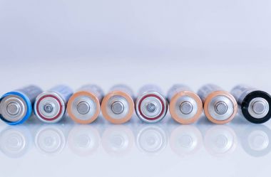 bitik piller sızıntı, tehlikeli atık. arka plan renkli pil. . Alkalin pil aa boyutu. Grup kullanılan tek kullanımlık drenaj pil çeşitli büyüklükteki geri dönüşüm için hazır.