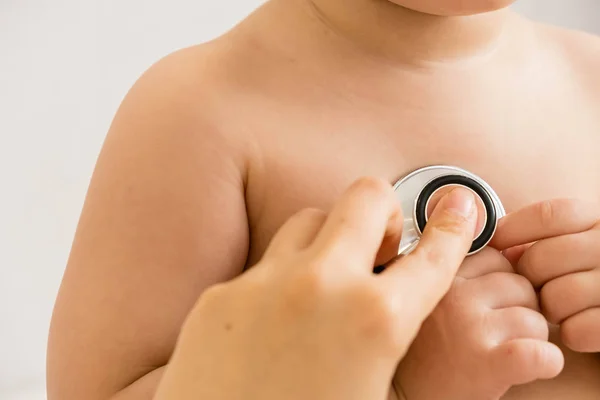 Baby bij de arts adem selectievakje opstaan met de stethoscoop — Stockfoto