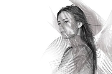 Soyut fantezi kadın yüzü. Çifte maruziyet. Gülümseyen genç kadın poz veriyor. Kadın portresi kavramı