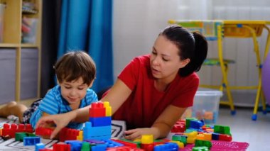 Anne oğluyla renkli plastik blok oyuncakları oynuyor, anne ve oğul için konsept birlikte oynuyor..