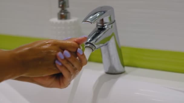 Slow Motion. Vrouw wassen haar handen met zeep in de badkamer — Stockvideo