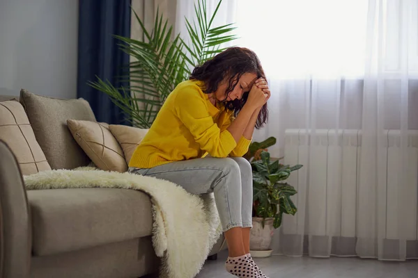 Unglücklich einsame depressive Frau zu Hause, sie sitzt auf der Couch, Depressionskonzept — Stockfoto