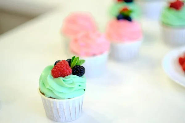 Cupcakes vista superior com geada isolada em branco — Fotografia de Stock