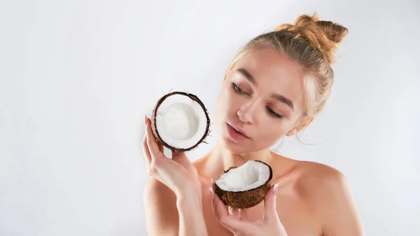 Belle femme avec une peau parfaite tenant la noix de coco. concept de soins de la peau — Photo