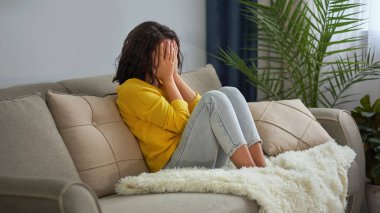 Renkli plastik blok kapalı birçok ile oyun, bir yangın kamyon ve bir yangın evi inşa, bir manuel okuma ve hayal küçük çocuk.