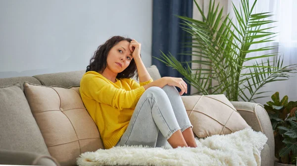 Klein kind spelen met veel kleurrijke plastic blokken binnen, een brandweerwagen en een brand huis bouwen, lezen van een handleiding en verbeelden. — Stockfoto