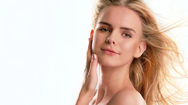 Belle jeune femme avec une peau propre et parfaite. Portrait de modèle de beauté avec nu naturel composent et touchent son visage. Spa, soins de la peau et bien-être. Gros plan, fond bleu, copyspace — Photo