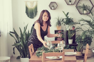 Kadın misafirleri bekliyor ve sofrayı kuruyor. Bayram sofrası, Noel yemeği hazırlığı..