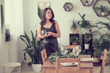 Kadın misafirleri bekliyor ve sofrayı kuruyor. Bayram sofrası, Noel yemeği hazırlığı..