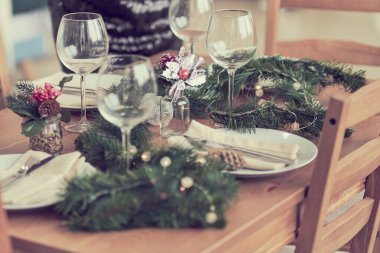 Kadın misafirleri bekliyor ve sofrayı kuruyor. Bayram sofrası, Noel yemeği hazırlığı..