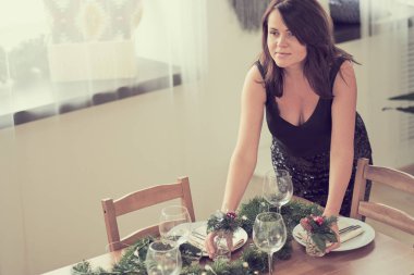 Kadın misafirleri bekliyor ve sofrayı kuruyor. Bayram sofrası, Noel yemeği hazırlığı..