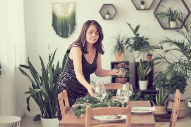 Kadın misafirleri bekliyor ve sofrayı kuruyor. Bayram sofrası, Noel yemeği hazırlığı..