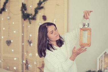 Kadın bir Noel düzenleme şöminesi dekore ediyor. Eller yakın çekim. Noel dekorunu kendi elleriyle yaptılar. Yeni yıl kutlaması. Noel konsepti için ev dekorasyonu