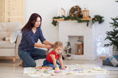 Anne ve kızı zarif bir Noel odasında birlikte çalıyorlar. Aileyle Noel sabahı. Yılbaşı ya da Noel arifesi