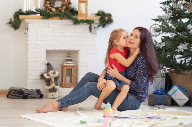 Anne ve kızı zarif bir Noel odasında birlikte çalıyorlar. Aileyle Noel sabahı