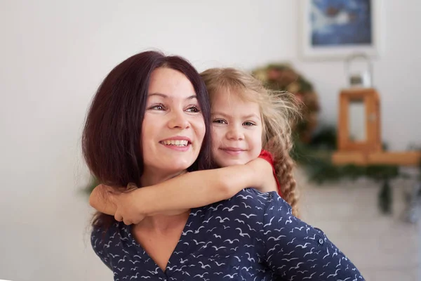 Portrait de Mère et Fille. petite fille mignonne étreignant sa mère — Photo