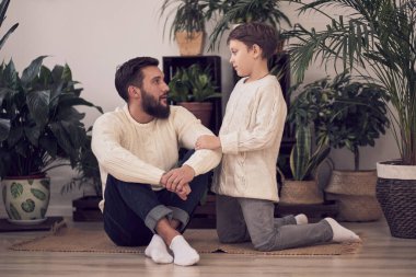 Baba ve oğul kameraya bakıyor. Babam çocuğu sırtımda taşıyorum. Kapat.